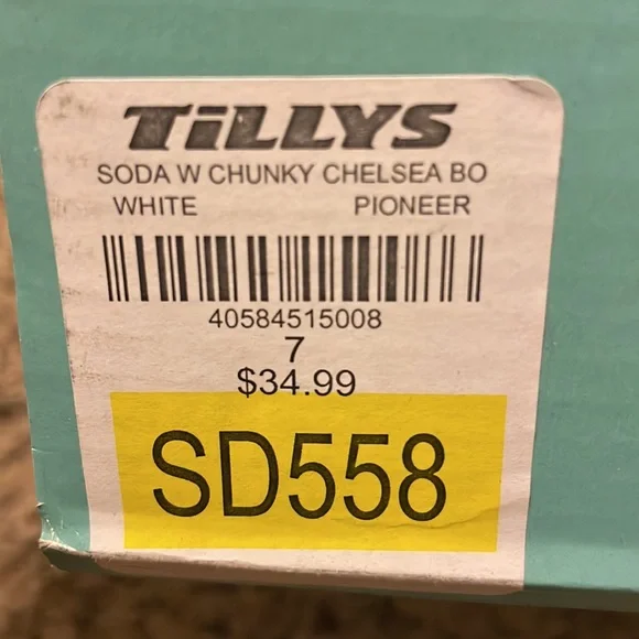 Tilly’s White Chunky Chelsea Boots. Size 7. - Picture 6 of 6